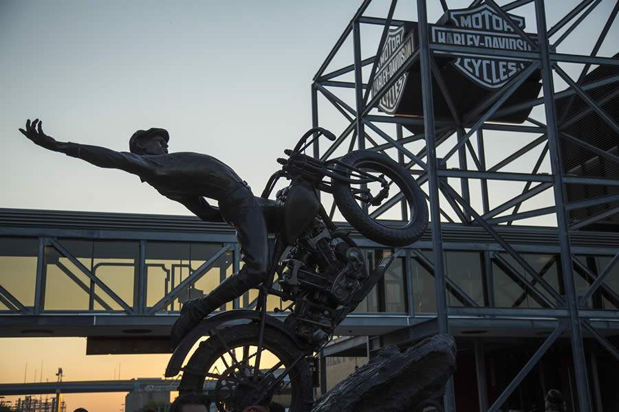 O famoso monumento &ldquo;Hill Climber&rdquo; no Museu da Harley-Davidson - Divulga&ccedil;&atilde;o/Harley-Davidson do Brasil