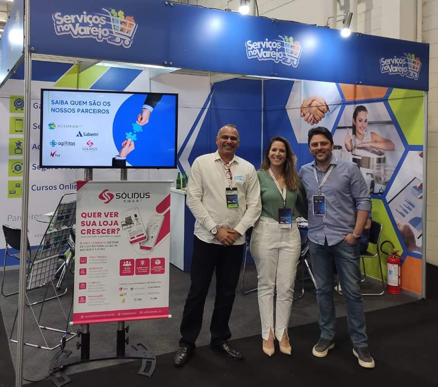 Marcelo Freitas, s&oacute;cio-diretor da Via Global Seguros e do portal Servi&ccedil;os no Varejo, Janaina Serra, gerente regional da Sabemi, e Thiago Schmidt, gerente nacional