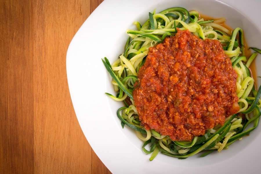 Mondial apresenta saborosa receita de espaguete de abobrinha ao molho bolonhesa