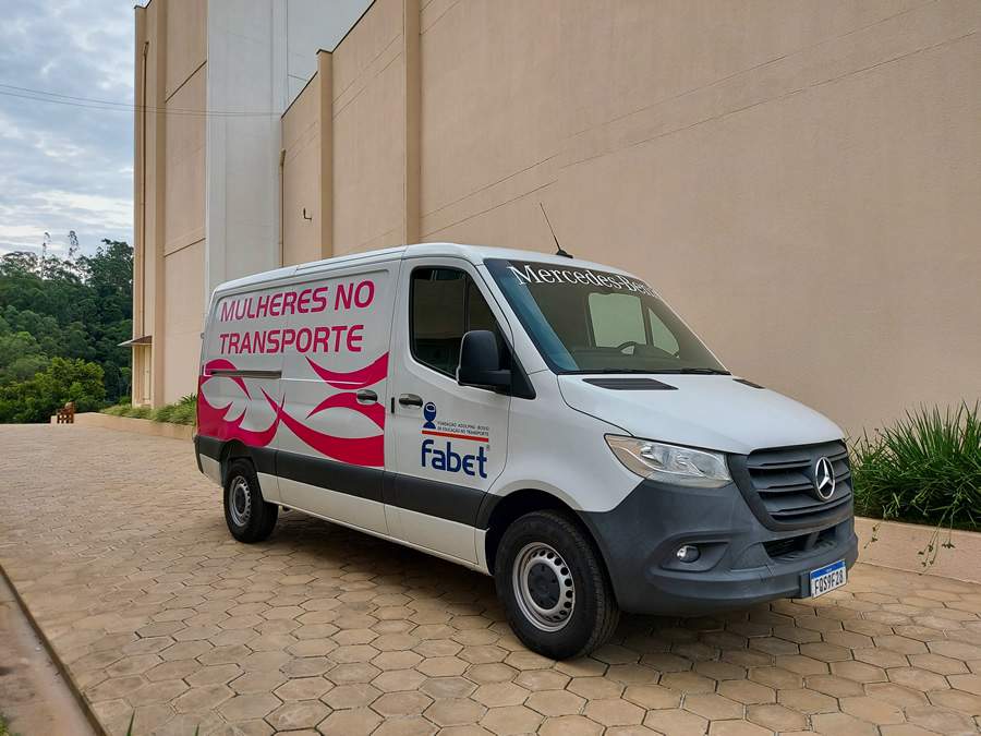 Mercedes-Benz reafirma parceria para forma&ccedil;&atilde;o profissional de motoristas mulheres com Sprinter