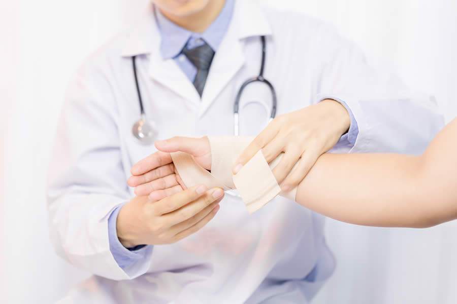 Caso o ferimento demore para cicatrizar ou se houver sinais de inflamação, procure rapidamente por um médico - Divulgação