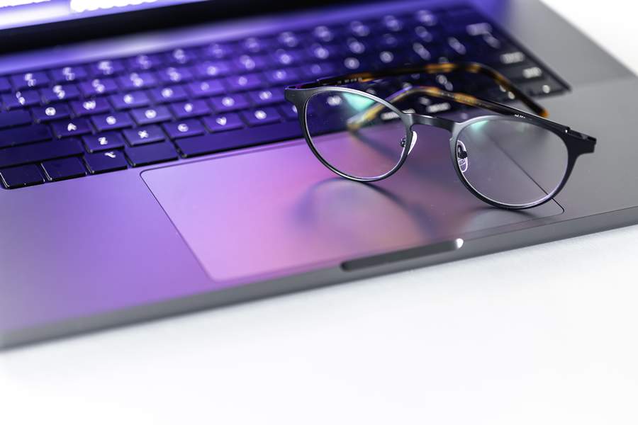 Segundo o oftalmologista, estudos sobre a proteção contra luz azul das lentes não demonstraram que elas prevenem doenças da retina, apenas podem dar conforto visual - Freepik