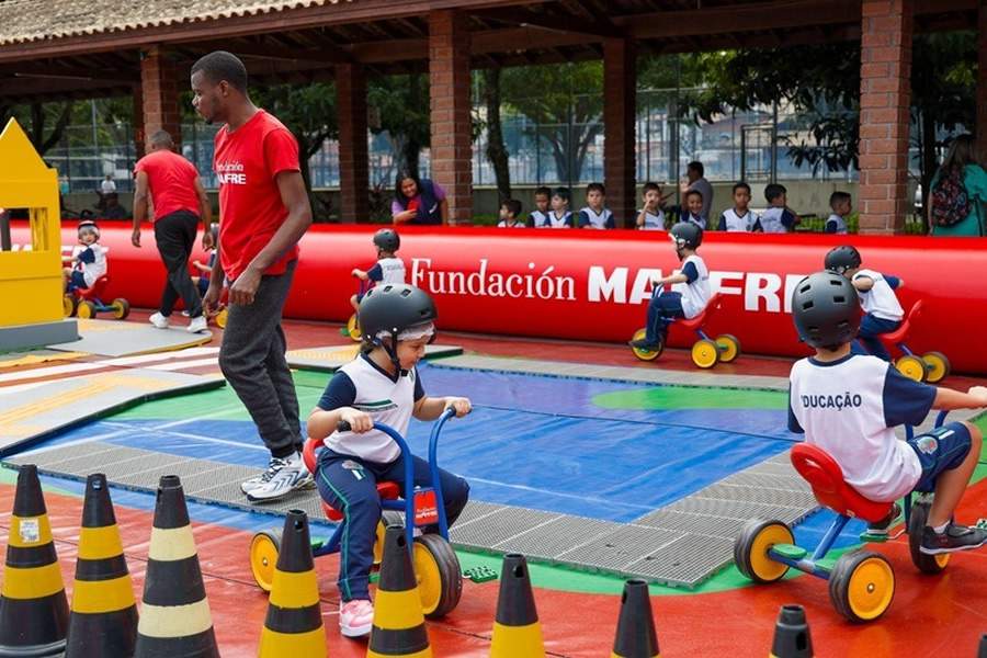 Programa de conscientiza&ccedil;&atilde;o vi&aacute;ria &ldquo;Na Pista Certa&rdquo; celebra o impacto positivo na vida de mais de 12 mil crian&ccedil;as neste primeiro semestre