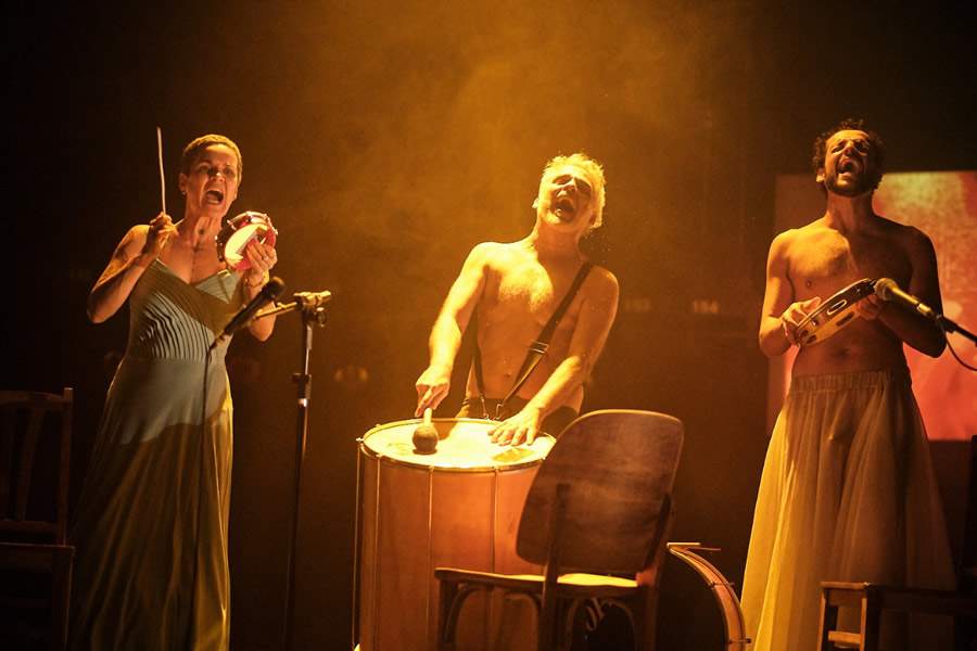 Espet&aacute;culo &ldquo;E Ainda Assim Se Levantar&rdquo; - Cr&eacute;dito: Carlos Halk / Em cena, da esquerda para direita: Let&iacute;cia Castilho, Cl&aacute;udio Dias e Anderson Luri.