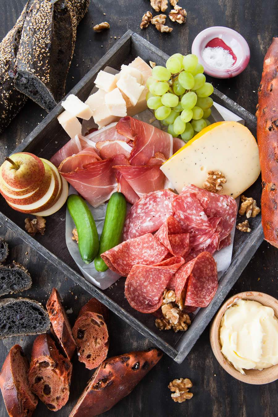 Na elaboração de uma tábua de frios, para acompanhar os salames, os queijos são uma saída sem erro - Créditos: Envato Imagens