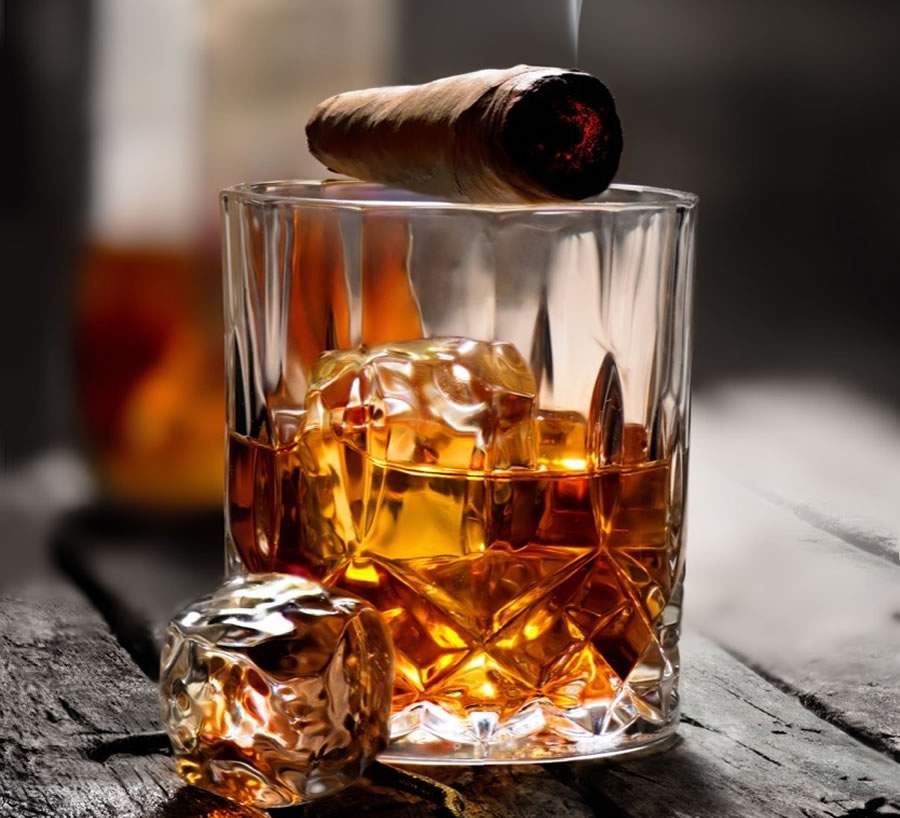 Harmonizando Prazeres: Aprenda a Combinar Charutos e Drinks Refrescantes Neste Verão