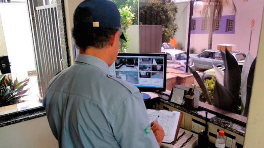 Apesar de avanço de tecnologias em segurança, trabalho de porteiros ainda é muito requisitado em condomínios - Divulgação