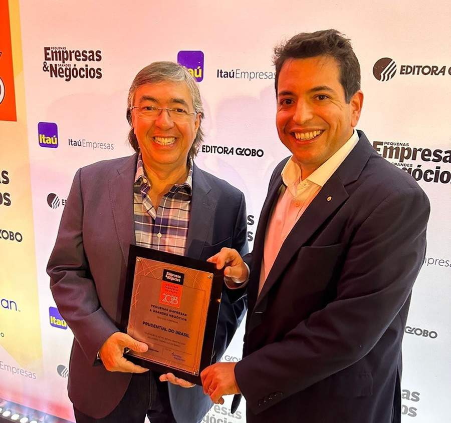  Vice-Presidente de Franquia da Prudential, Humberto Madeira (&agrave; esq.), e o diretor de Desenvolvimento de Franquias, Luiz Cruz (&agrave; dir.), recebem o selo 5 estrelas | Divulga&ccedil;&atilde;o