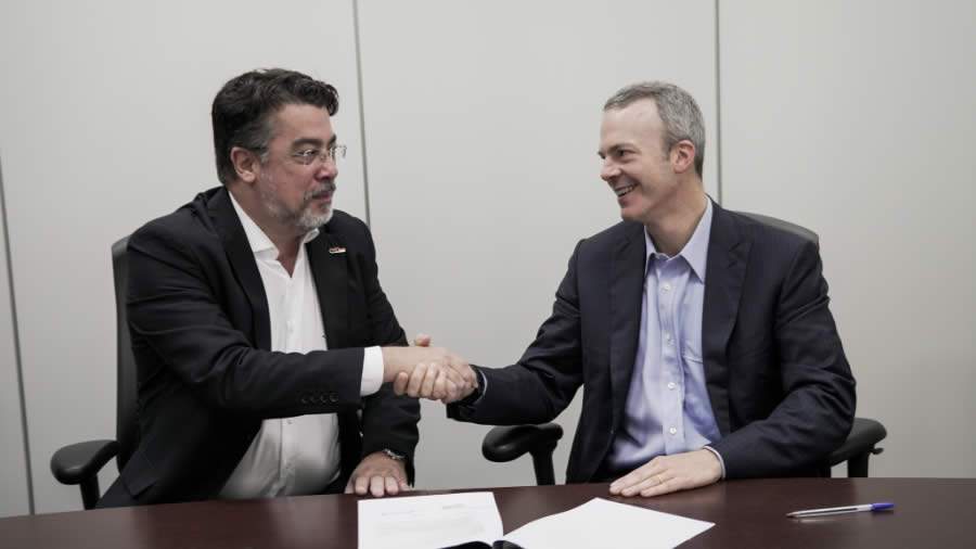 Rui Calandrini Filho e Luciano Snel Corr&ecirc;a na assinatura de contrato