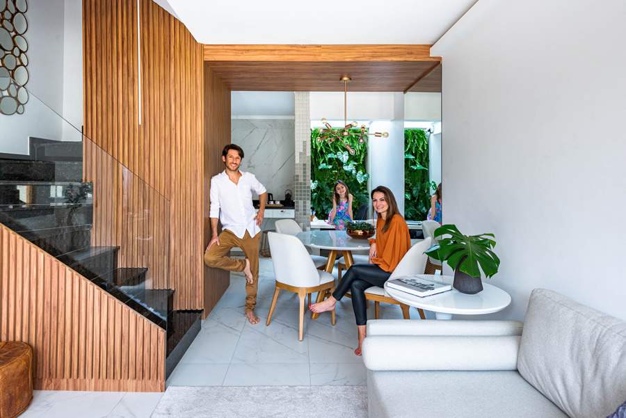 Ao reformar esse sobrado estreito, em S&atilde;o Paulo, Cezar Scarpato optou por um d&eacute;cor clean e iluminado, valorizado pela integra&ccedil;&atilde;o de ambientes. Foto: Bicubico