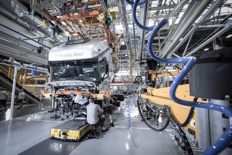 Mercedes-Benz: 65 anos de pioneirismo e inova&ccedil;&atilde;o na produ&ccedil;&atilde;o de caminh&otilde;es e &ocirc;nibus no Brasil
