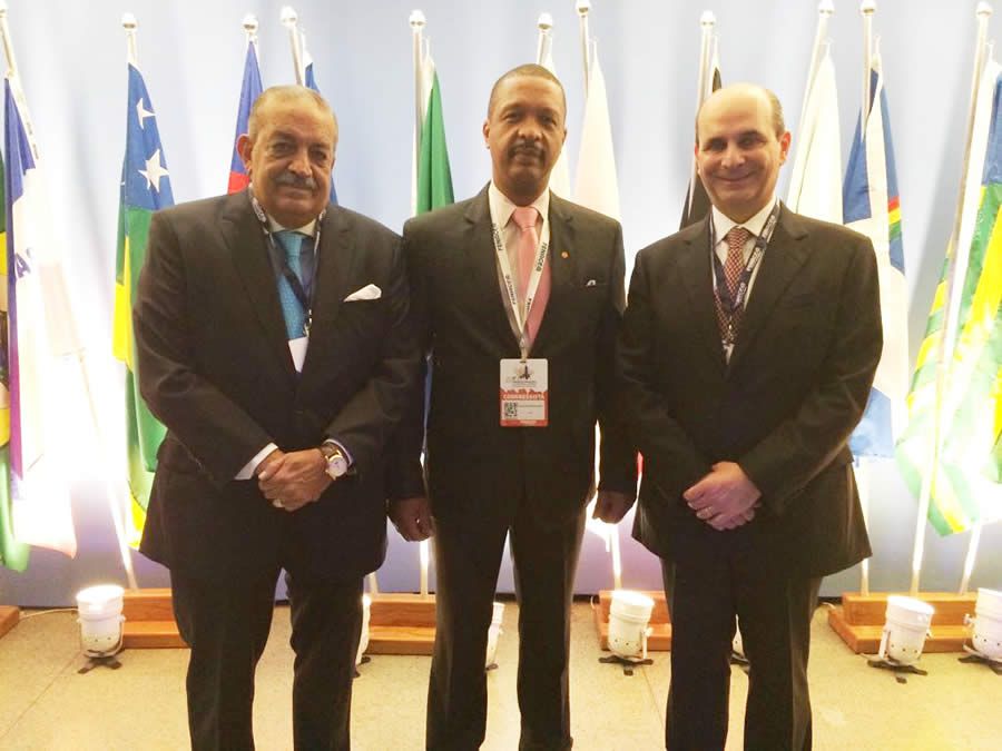 O presidente do CVG-RJ, Carlos Ivo Gonçalves (C), com Henrique Brandão (E), presidente do Sincor-RJ, e Edson Franco, CEO da Zurich Seguros.
