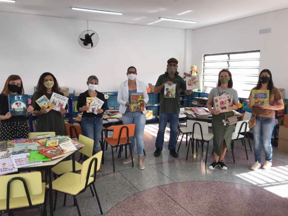 Unimed Londrina doa quase mil livros para escola municipal