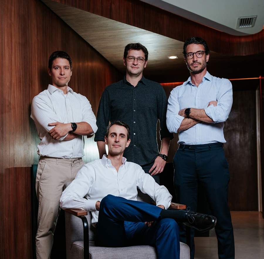 Tomaz de Gouv&ecirc;a (sentado), Nilton Molina Neto, Eduardo Zylberstajn e Fernando Gabriades (Divulga&ccedil;&atilde;o)