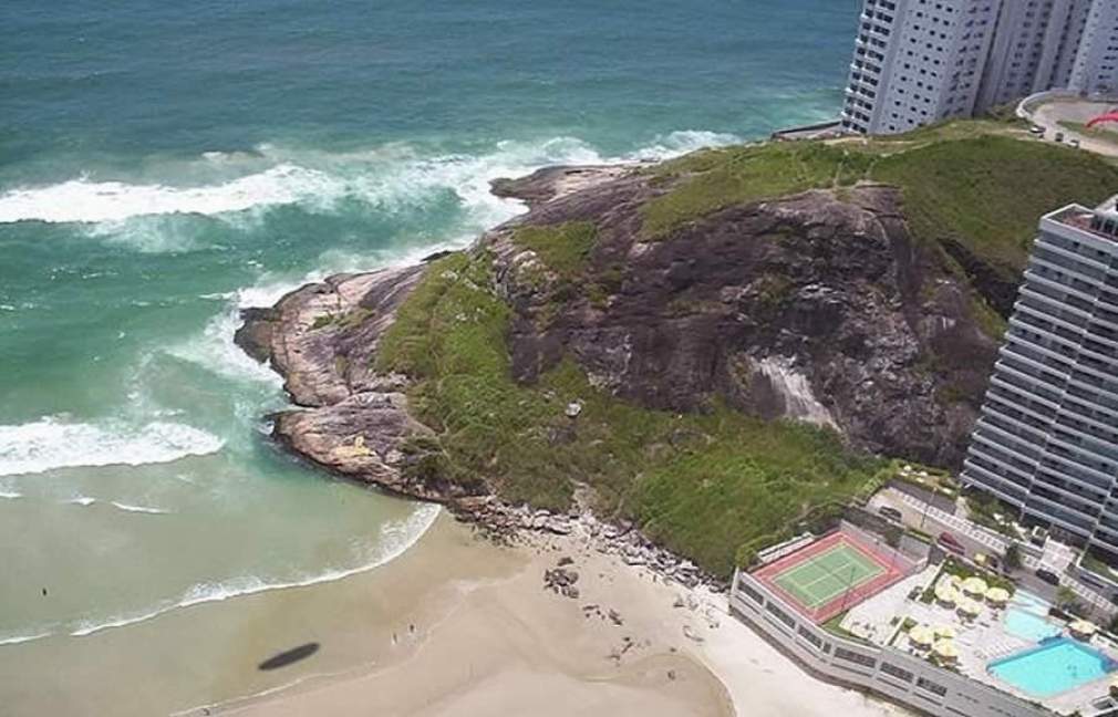 Morro do Maluf, entre as praias da Enseada e Pitangueiras, no Guarujá, no litoral paulista: além de oferecer um baita visual litorâneo, no local rolam voos de parapente e prática de rapel (Crédito: Divulgação)