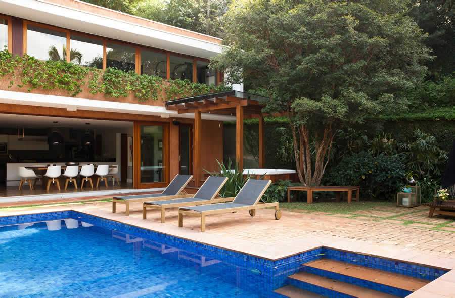 No projeto assinado pelo escrit&oacute;rio Conrado Ceravolo Arquitetos, o revestimento Juque&iacute; SG8442 (5x5) colore a &aacute;rea interna da piscina | Foto: Ma&iacute;ra Acayaba