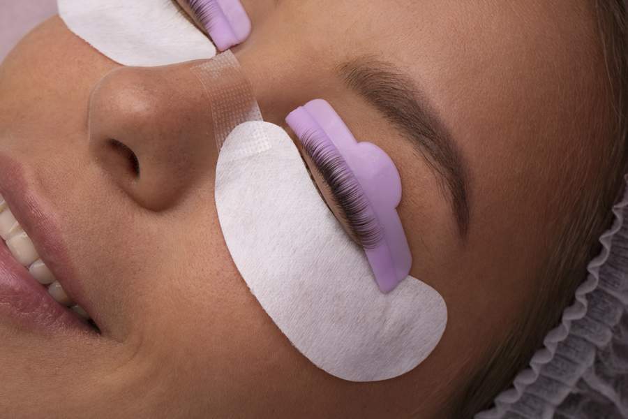 Conheça o Lash Lifting, procedimento que promete realçar os cílios sem o uso das extensões