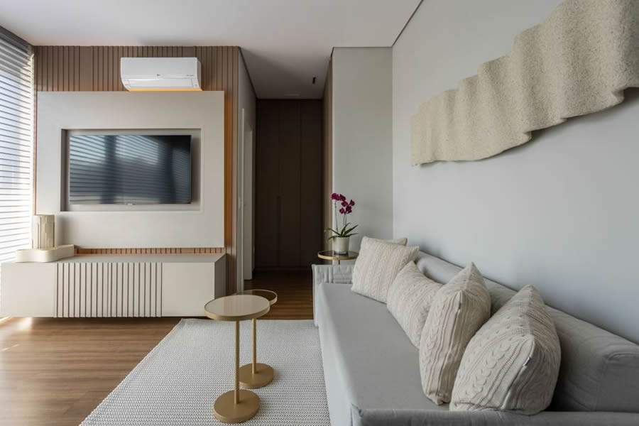  De acordo com os arquitetos Alexandre Pasquotto e Mariana Meneghisso, a defini&ccedil;&atilde;o do ar-condicionado ideal impactar&aacute; diretamente em quest&otilde;es como o conforto t&eacute;rmico, qualidade de vida, sa&uacute;de e consumo de energia | Projeto Meneghisso &amp; Pasquotto Arquitetura | Foto: ​JP Image