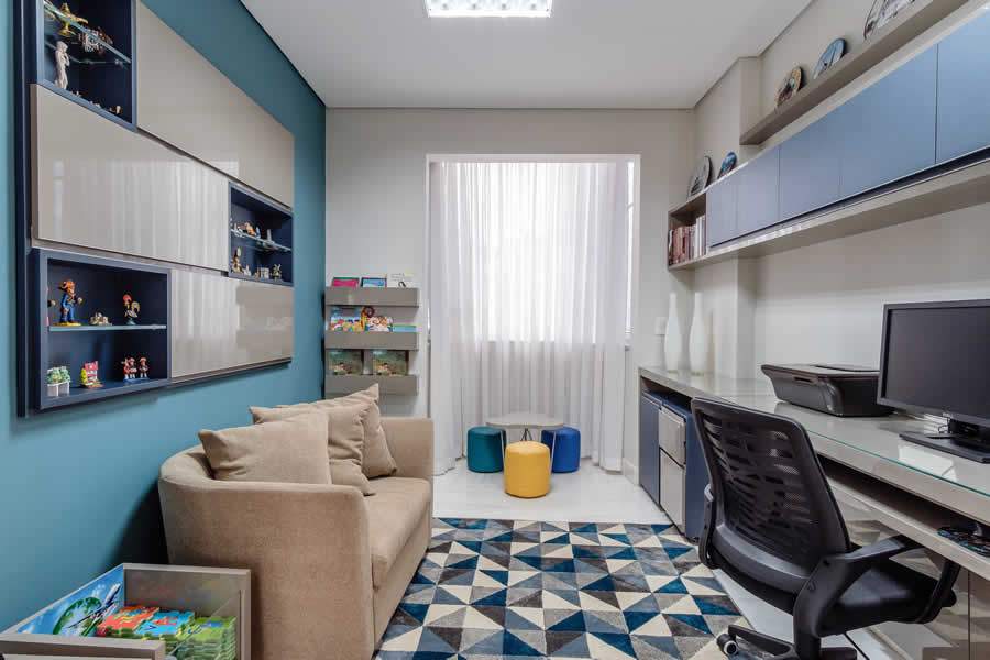 Projeto para home office desenvolvido pela Est&uacute;dio 4 Arquitetura prop&ocirc;s um cantinho da leitura para as crian&ccedil;as, com direito a pufes coloridos e prateleira para os livros - Diego Rocha Fotografia