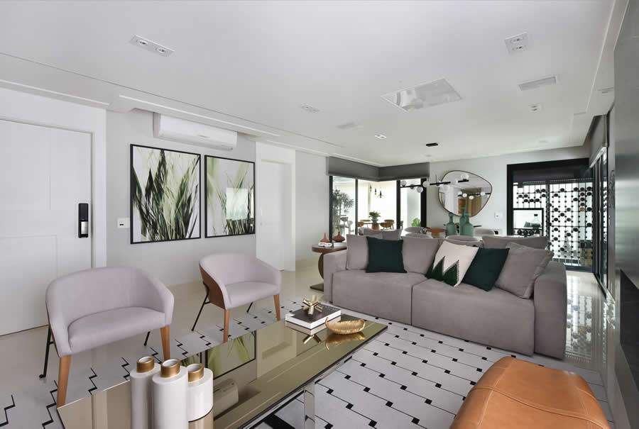 Ao entrar no apartamento, moradores e convidados são agraciados pelo visual despojado da sala de estar reformada pela arquiteta Rosangela Pena | Foto: Sidney Doll