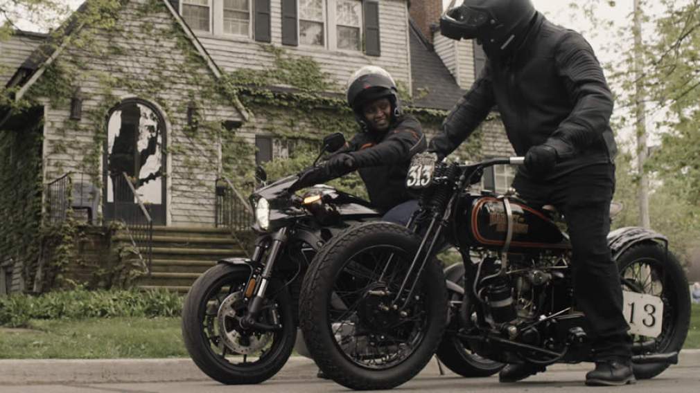 Harley-Davidson e Jason Momoa em parceria durante o distanciamento social para celebrar o poder do motociclismo: 