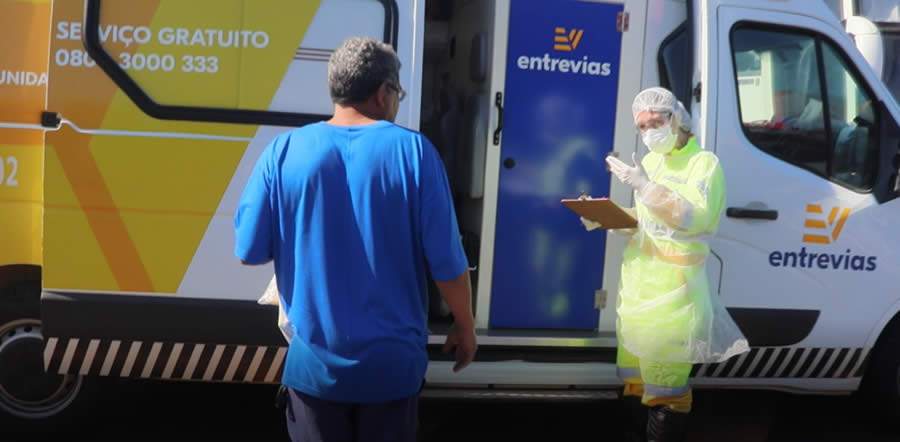 Caminhoneiros recebem kits de higiene e orientações de saúde na Anhanguera