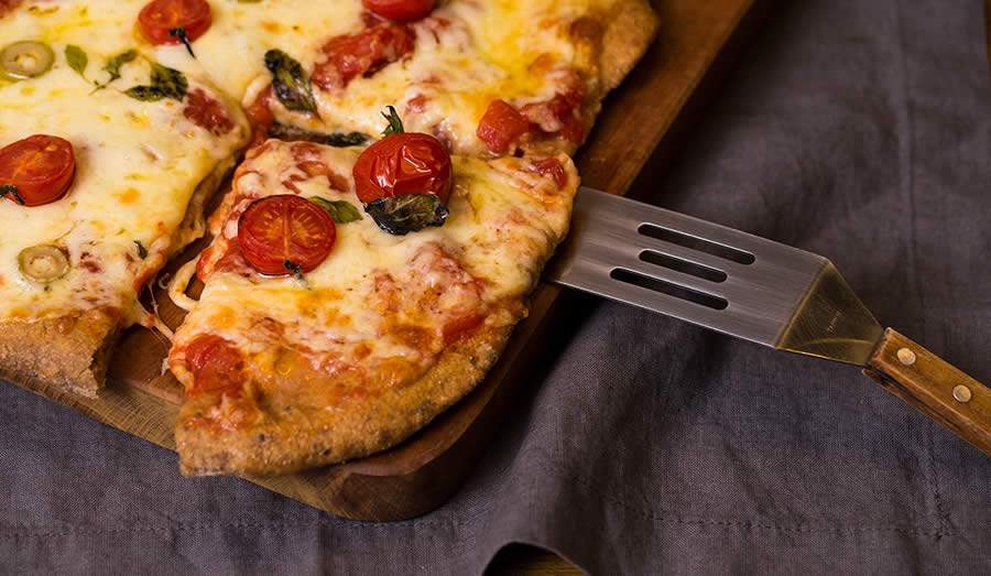 Adaptada com itens mais saudáveis e nutritivos, pizza pode ser consumida com mais frequência e em plano alimentar equilibrado - Crédito: Jasmine Alimentos