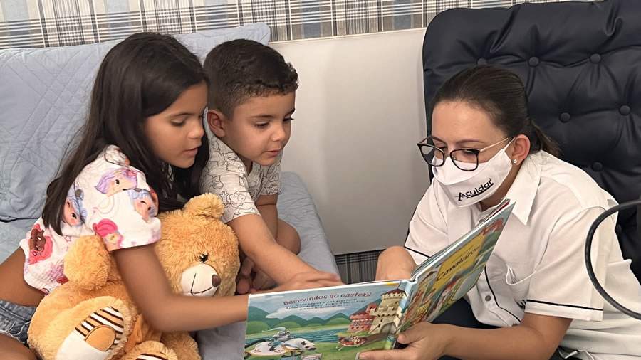 Sofia e Vitinho com cuidadora - Divulga&ccedil;&atilde;o Acuidar