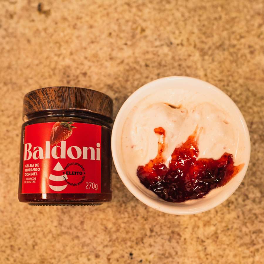 Sorvete de Baunilha e Geleia de morango é a combinação perfeita até para os dias frios