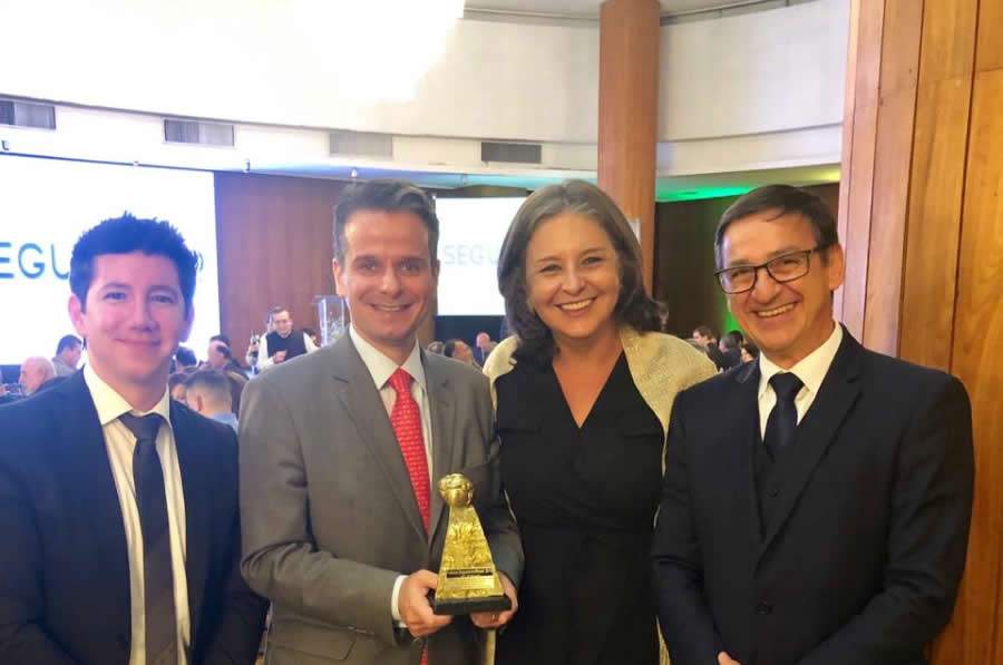 (esquerda para direita): o gerente comercial da Skeff Corretora, Arthur Skeff, o superintendente comercial do GBOEX, Leonardo Neustadt, a consultora comercial, Claudia Quatroni Viviani Michelasi, e o s&oacute;cio-propriet&aacute;rio da Skeff Corretora, Franklin Skeff.