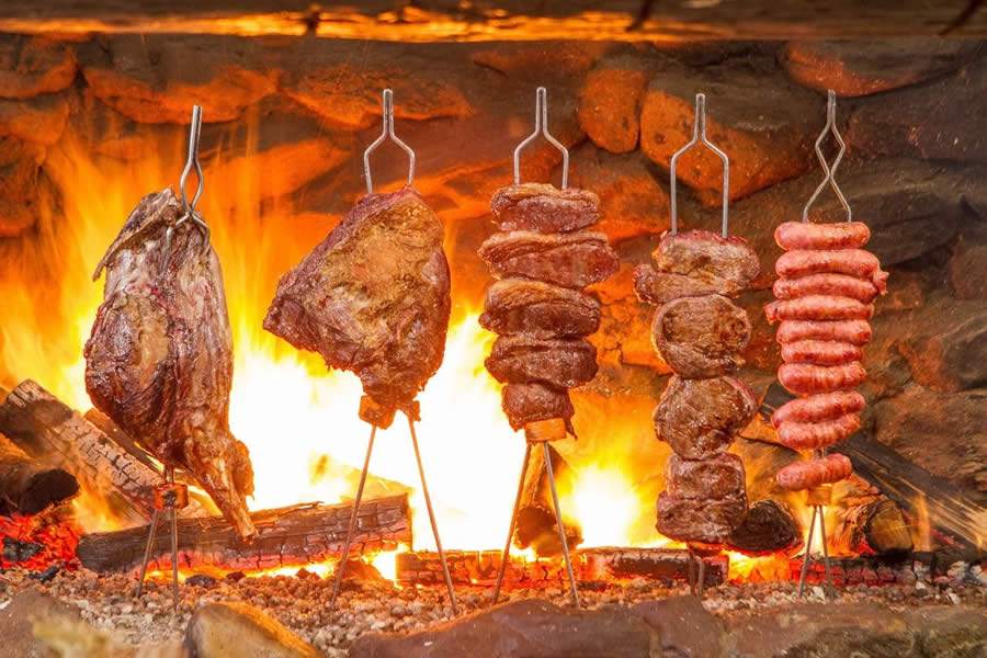 Restaurantes em Campos do Jordão reabrem e churrasco no fogo de chão é destaque