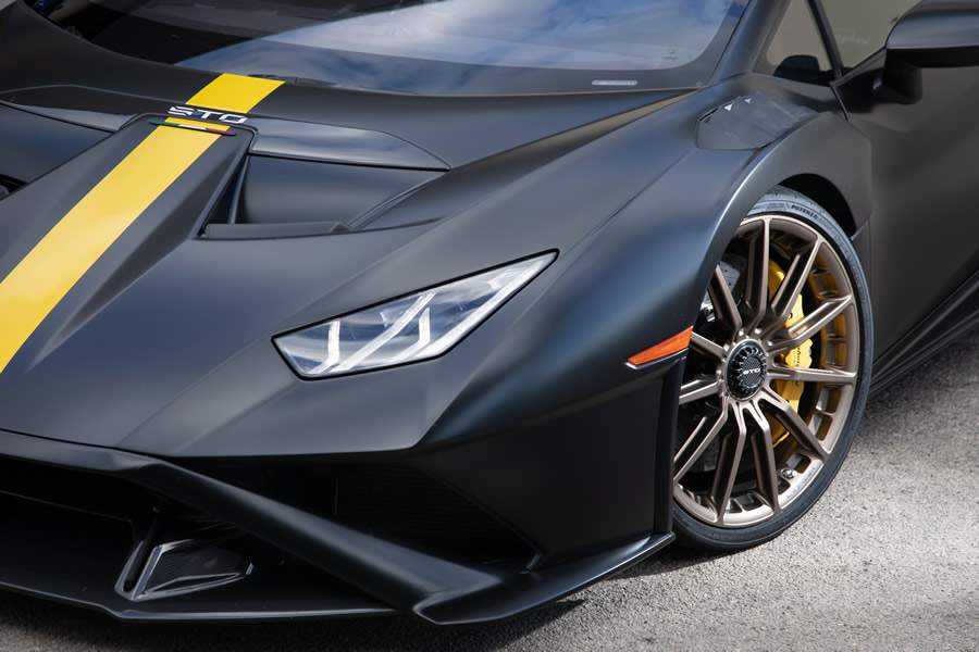 Bridgestone firma parceria com a Lamborghini para desenvolver pneus Potenza Race para o supercarro Huracán STO