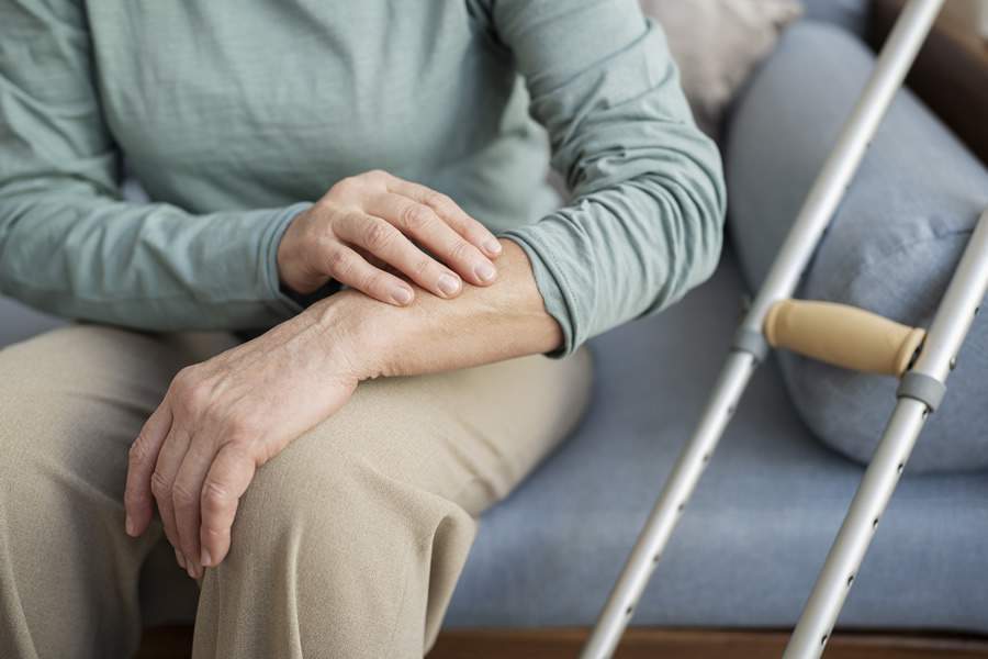 A rigidez muscular é caracterizada por tensão, endurecimento e dificuldade de movimentação da musculatura, enquanto a rigidez articular afeta áreas como joelhos, quadris, ombros e mãos - Crédito: Freepik