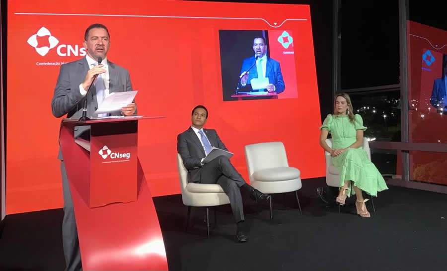 Na foto, da esq. para a dir.: Dyogo Oliveira, presidente da CNseg; Marcos Pereira, 1&ordm; vice-presidente da C&acirc;mara dos Deputados; e Daniella Ribeiro, senadora