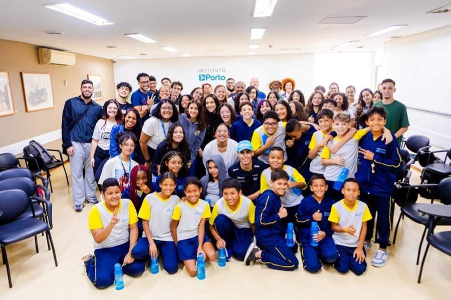 Piloto Gabriel Bortoleto visita Instituto Porto