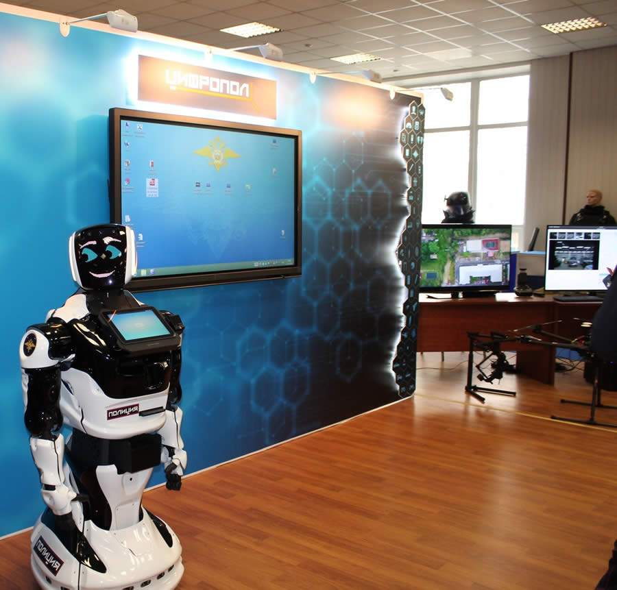Robô Policial: Promobot apresenta uma versão demo que promete otimizar o trabalho humano