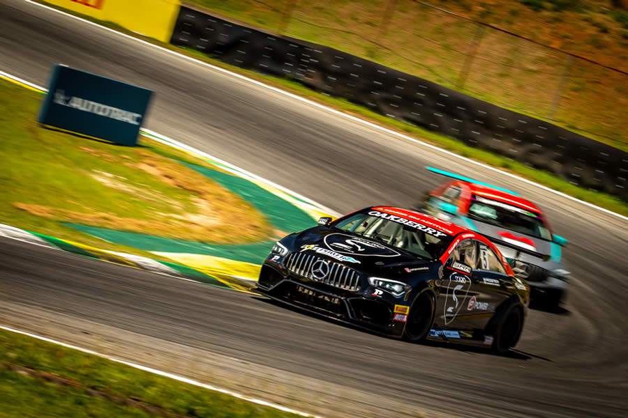 Em ação na pista de Interlagos pela MB Challenge (Ricardo Saibro)