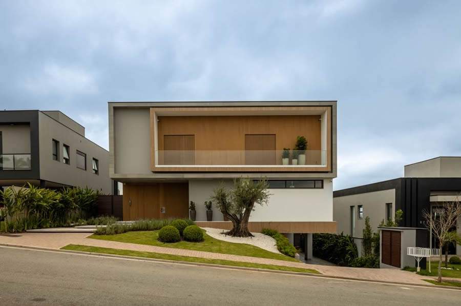 Nesta resid&ecirc;ncia na Granja Viana (SP), os arquitetos Mariana Meneghisso e Alexandre Pasquotto realizaram desde a escolha do terreno at&eacute; o estudo detalhado da topografia a fim de garantir o melhor aproveitamento da vista, da luz natural e das possibilidades que o lugar poderia oferecer | Projeto Meneghisso &amp; Pasquotto Arquitetura | Foto: JP Image