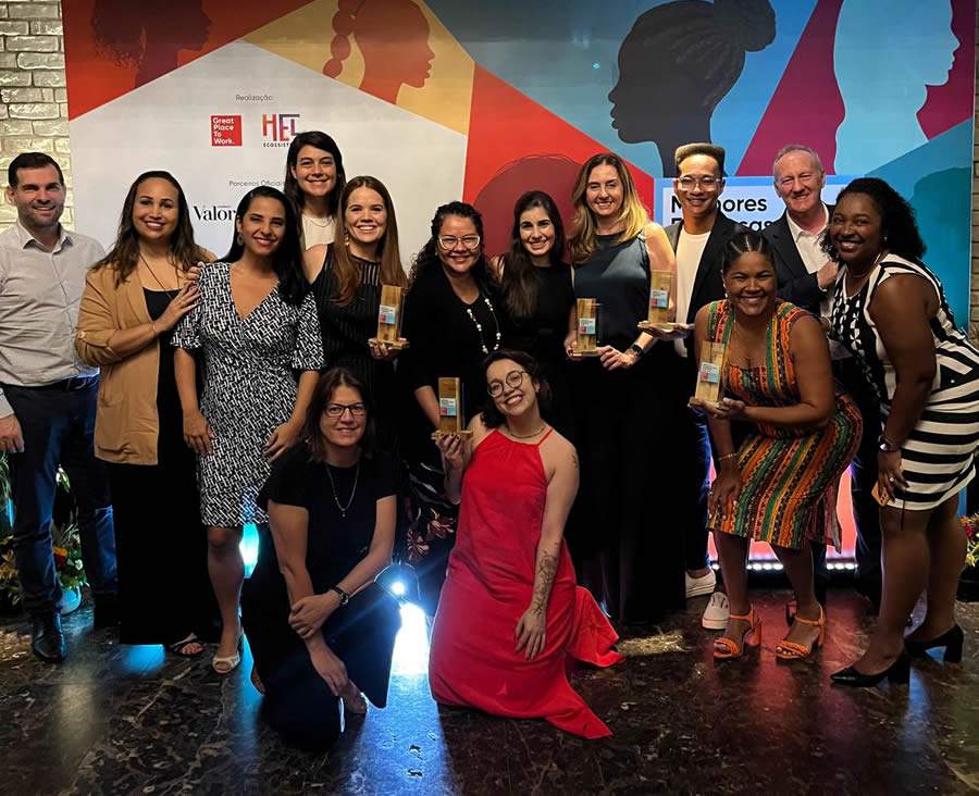 Equipe de Pessoas &amp; Cultura reunida para celebrar a conquista