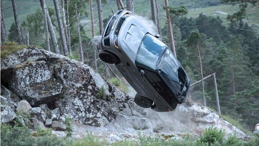 Nos Bastidores de “007: Sem Tempo Para Morrer”, Range Rover Sport SVR Demonstra Performance Off-Road com Cenas de Perseguição
