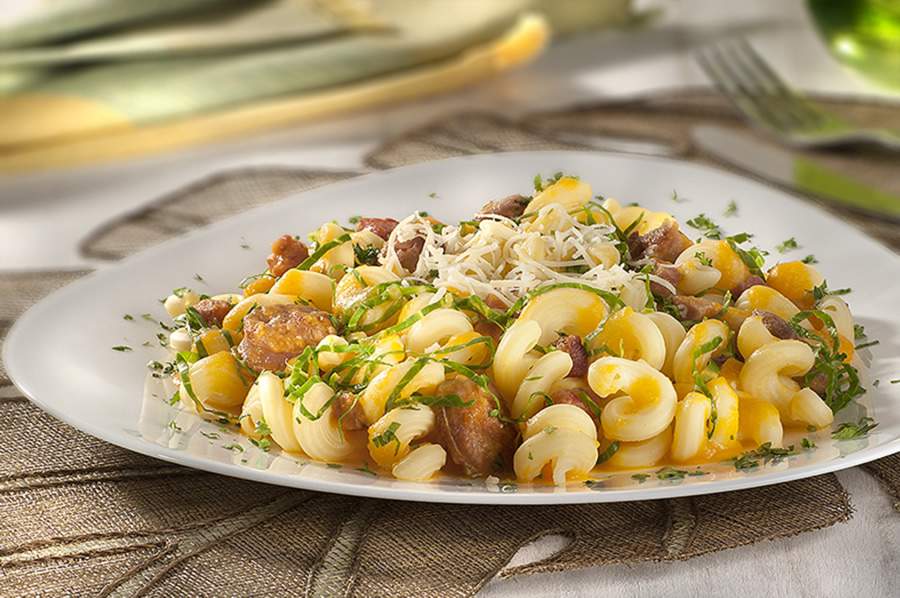 Espiral ao Molho de Abóbora com Couve e Linguiça - Divulgação - Marca Adria