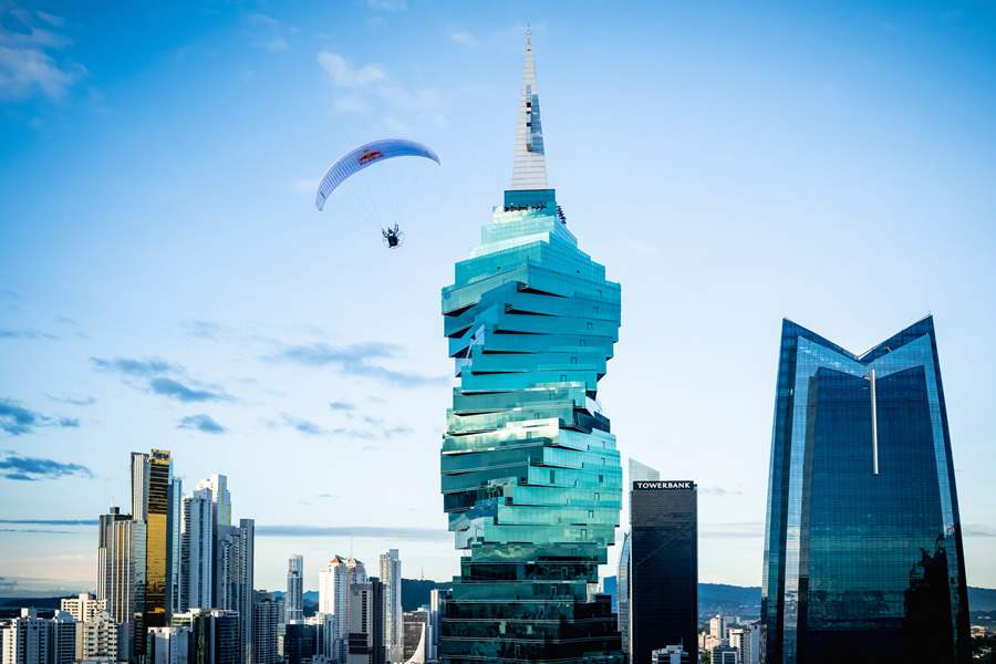 Rafael Goberna sobrevoa Torre F&amp;F na Cidade do Panamá (Crédito: Marcelo Maragni/Red Bull Content Pool)