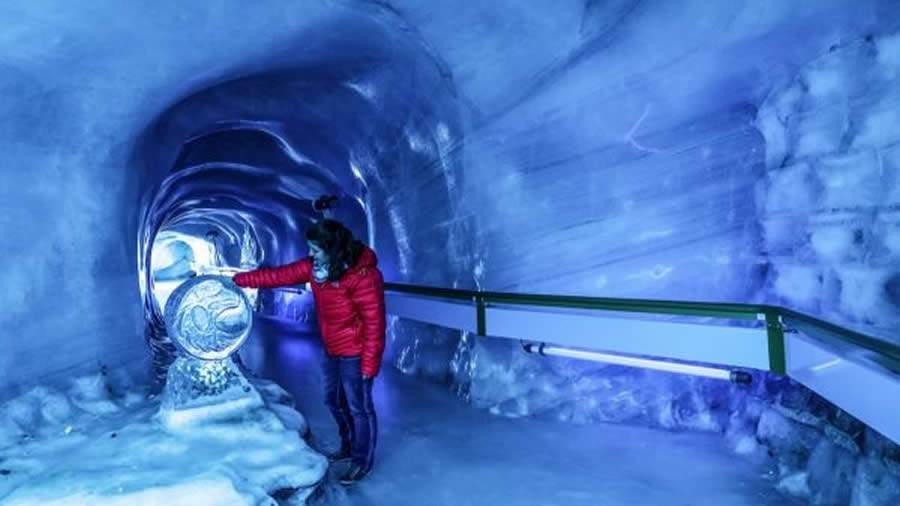 Gruta de Gelo &eacute; atra&ccedil;&atilde;o para todas as idades em TITLIS