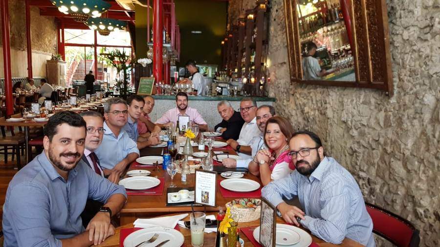 Corretores em almo&ccedil;o com Diretor Regional da Porto Seguro
