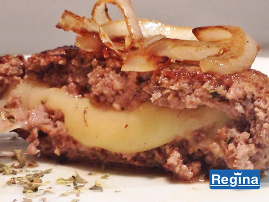 Hamb&uacute;rguer recheado com provolone REGINA - Cr&eacute;dito Divulga&ccedil;&atilde;o