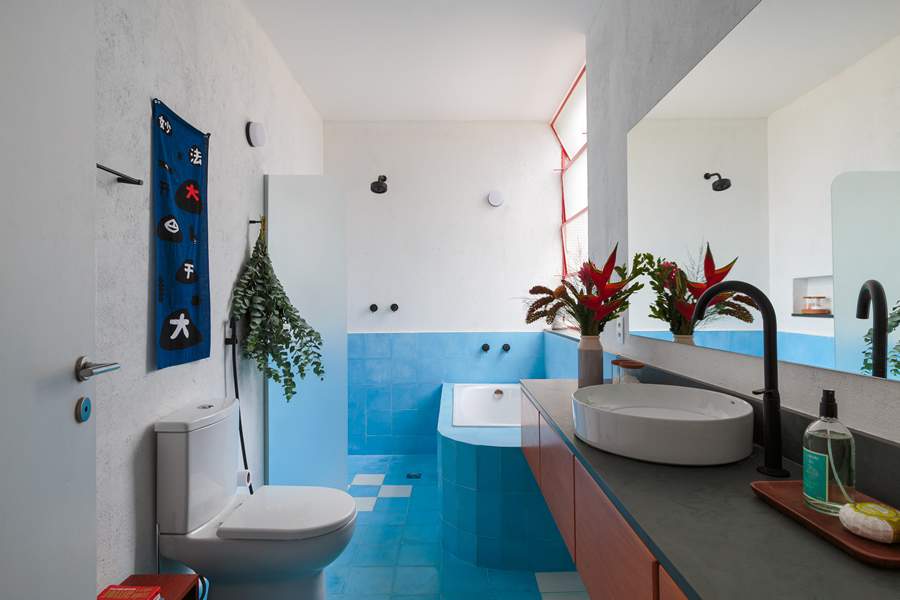 Projeto das arquitetas Cau Levy e Silvia Acar traz uma proposta acolhedora em diferentes tons para o banheiro de suíte – Foto: Felco