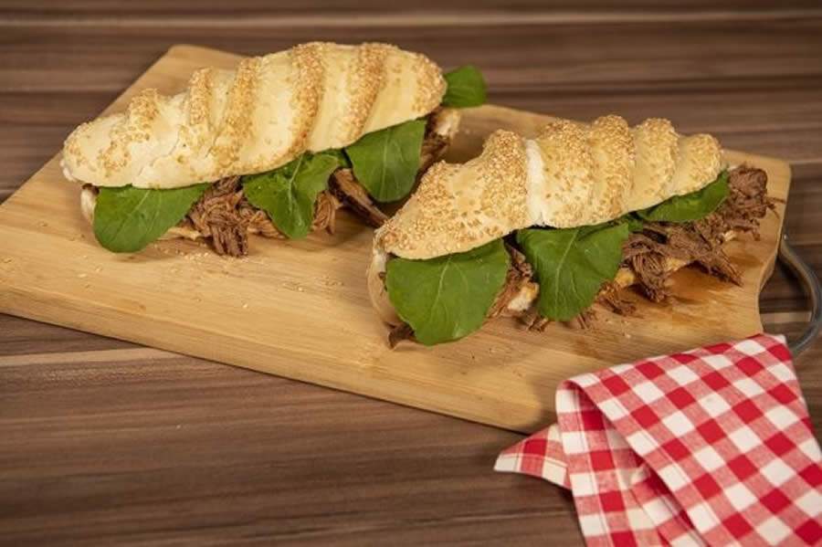 Sanduíche de carne ao molho de vinho tinto e mel