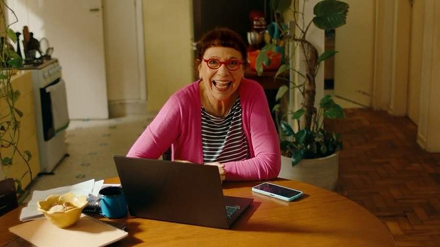 Iara Jamra na webs&eacute;rie &ldquo;Faz a Conta: N&atilde;o cai nesse golpe!&rdquo;. Cr&eacute;dito: Fiteiro.