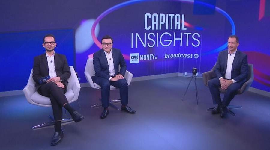 Da esq. para a dir., o repórter da Broadcast Matheus Piovesana, o âncora do CNN Money Fernando Nakagawa e o presidente da CNseg (Confederação Nacional das Seguradoras), Dyogo Oliveira (foto: Reprodução/CNN Brasil)