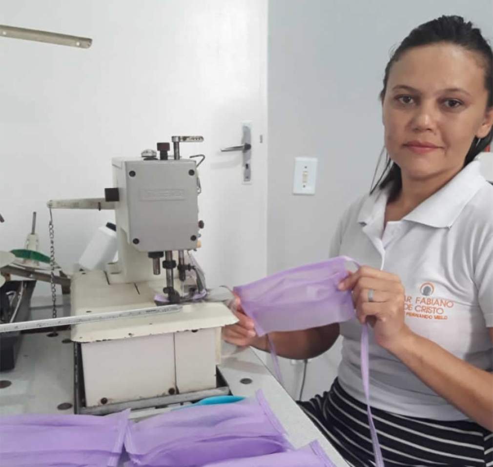 Costureira da unidade Rodolfo Aureliano, no Recife, produz máscaras para doação